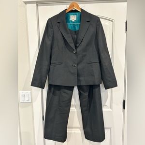 Excellent condition - Womens size 16 business professional pant suit